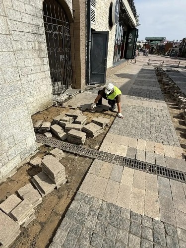 В 130-м квартале Иркутска укладывают новую плитку