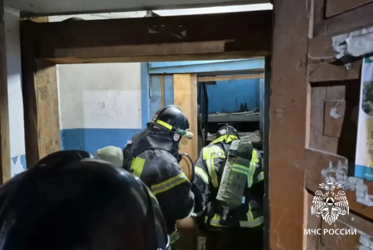 Три человека спасли пожарные при возгорании квартиры в Усть-Куте