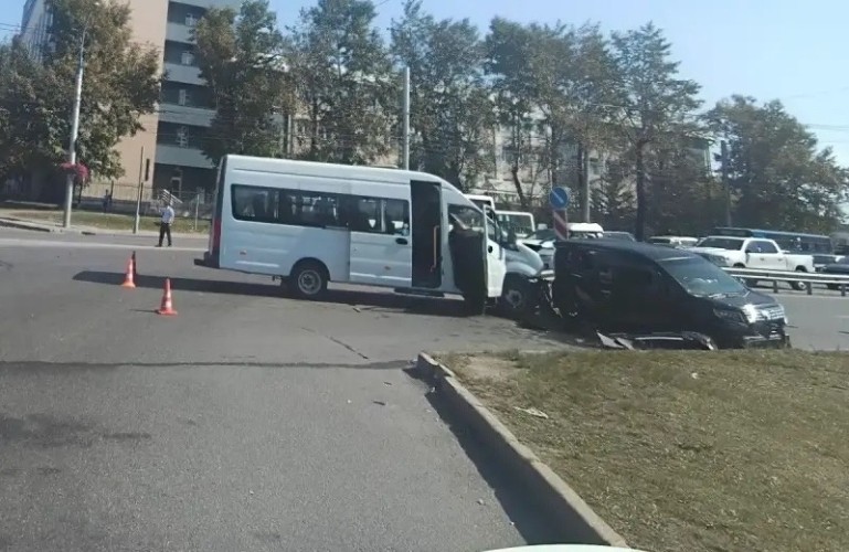 В Иркутске микроавтобус протаранил легковушку: пять человек пострадали