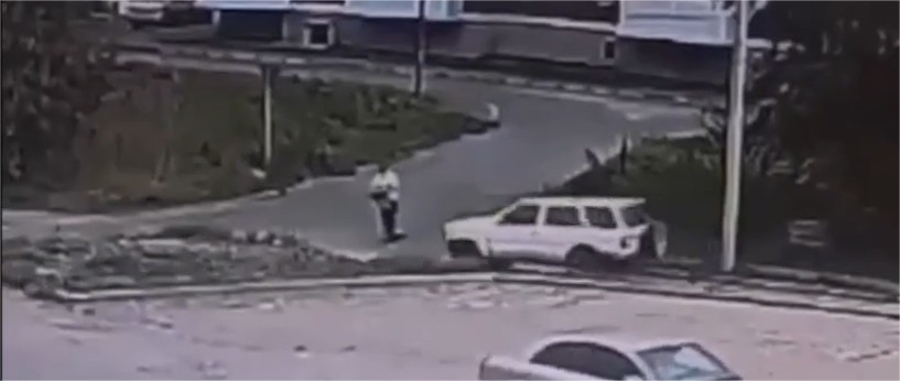 В Шелехове подросток с малолетним братом на электросамокате врезался в авто