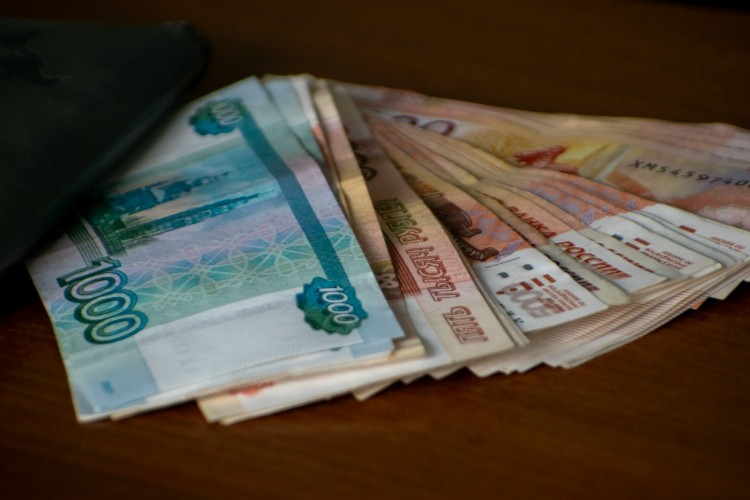 В Иркутске женщина фиктивно устроила на работу подруг своей дочери и 2 года получала за них зарплату