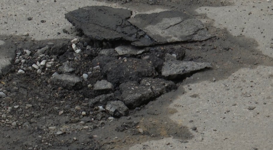 На разбитые дороги во дворах Иркутска жалуются горожане