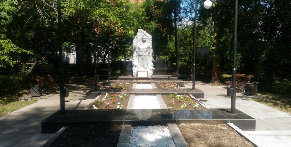 В роще Молодёжная в Иркутске нашли предположительно бесхозный памятник машинисту Шпачеку
