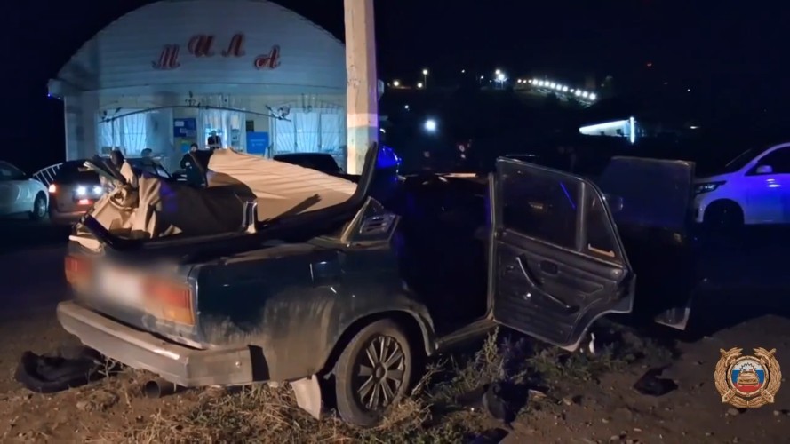 В Свирске водитель автомобиля врезался в уличный фонарь и погиб