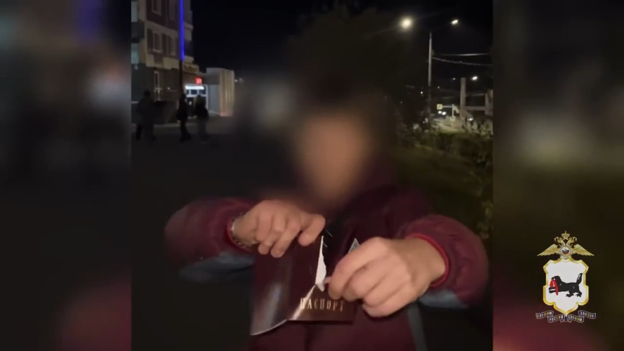 В Усть-Илимске подросток разорвал паспорт на видео ради популярности