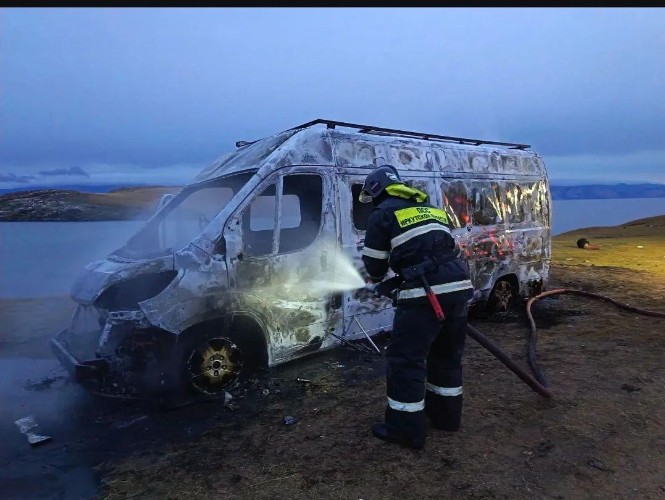 Владелец автодома получил ожоги при его возгорании на пляже в Ольхонском районе