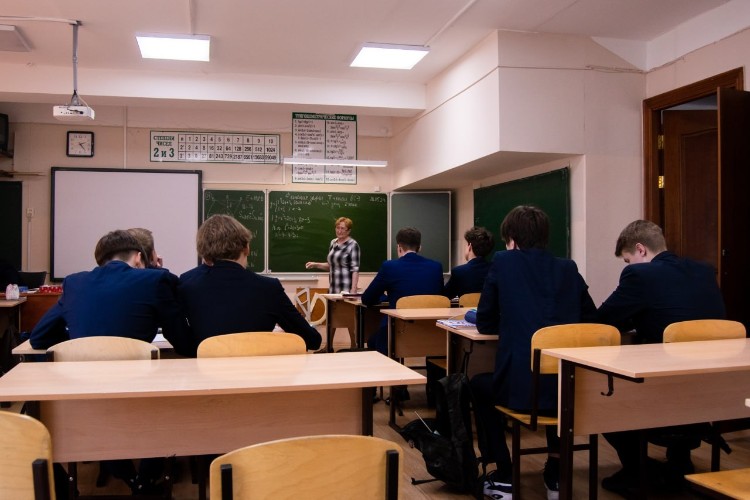 На зарплату бюджетников в Иркутской области планируют дополнительно направить 10 миллиардов рублей