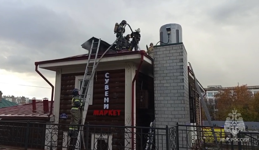 В центре Иркутска загорелся сувенирный магазин