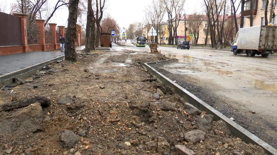 Ул. Розы Люксембург в Иркутске ремонтируют с отставанием графика