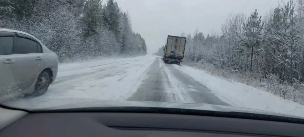 Движение для большегрузов на трассе "Братск - Усть-Илимск" закрыто из-за обильного снегопада