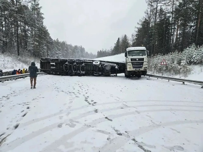 На трассе «Байкал» в Шелеховском районе перевернулся грузовик