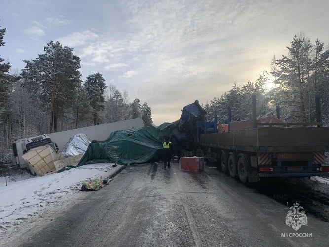 Один человек погиб при столкновении пяти фур на трассе под Нижнеудинском