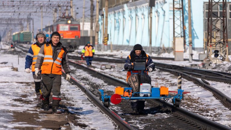 Железнодорожные пути продолжают обновлять в Иркутской области