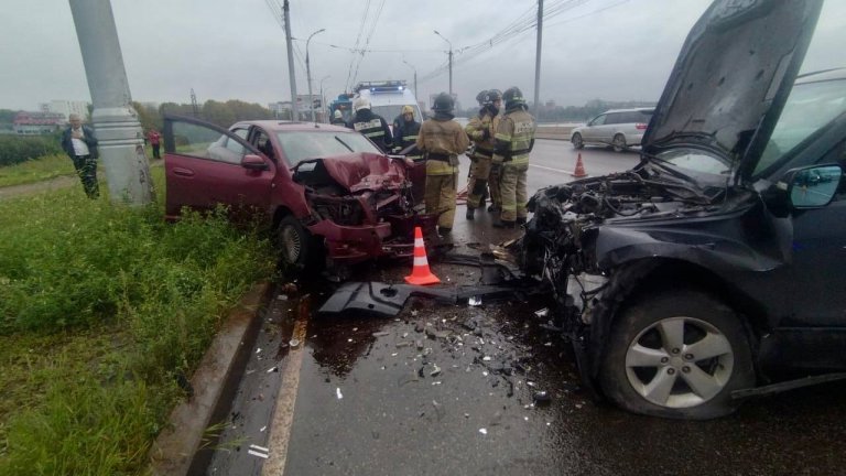 3 пострадавших и огромная пробка - результат лобового столкновения на плотине ГЭС в Иркутске