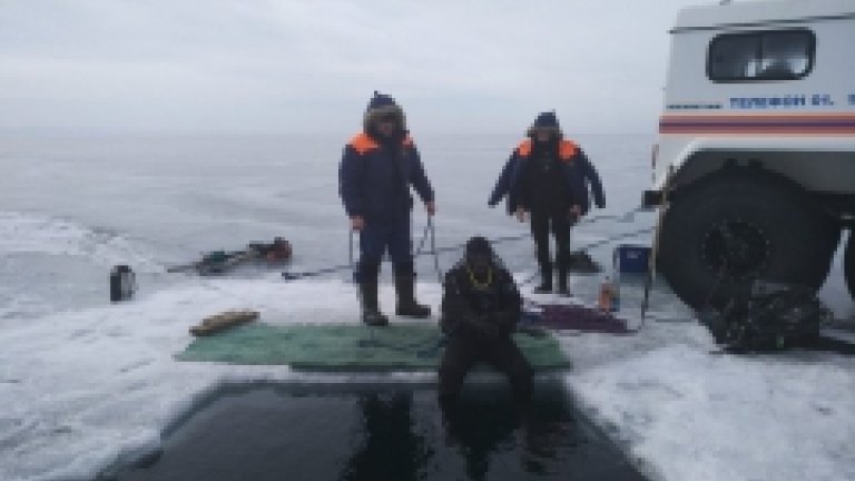 Коварный лёд: женщина на провалилась в воду на заливе Якоби