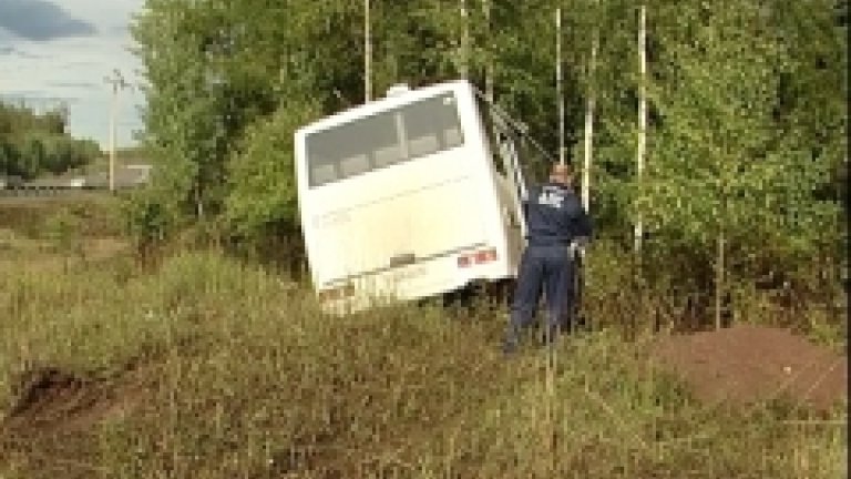 Автобус упал в кювет