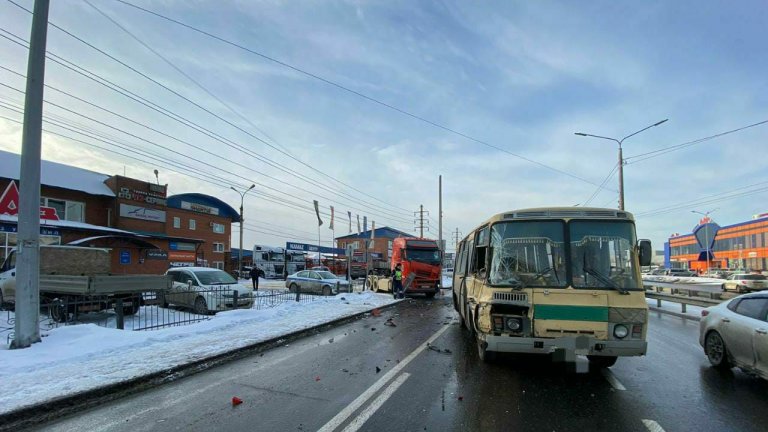 Автобус и грузовик столкнулись на улице Трактовой в Иркутске