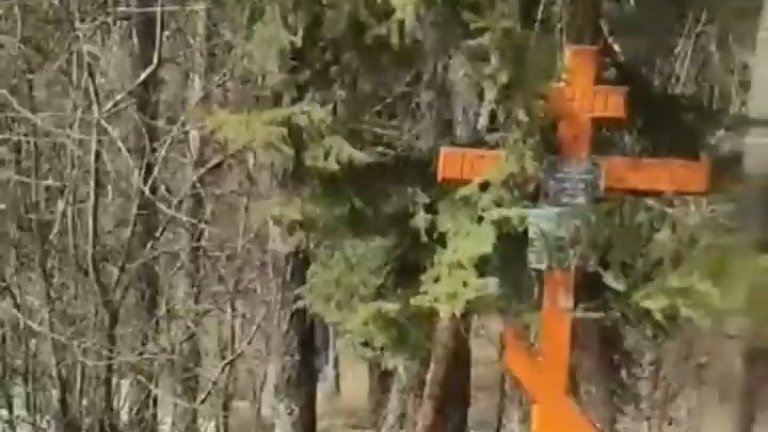 Рядом со школой появились кресты с фотографиями живых людей в Тулунском районе