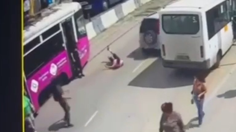 Сбившую пешехода на остановке автомобилистку нашли в Иркутске: ей грозит лишение прав и штраф