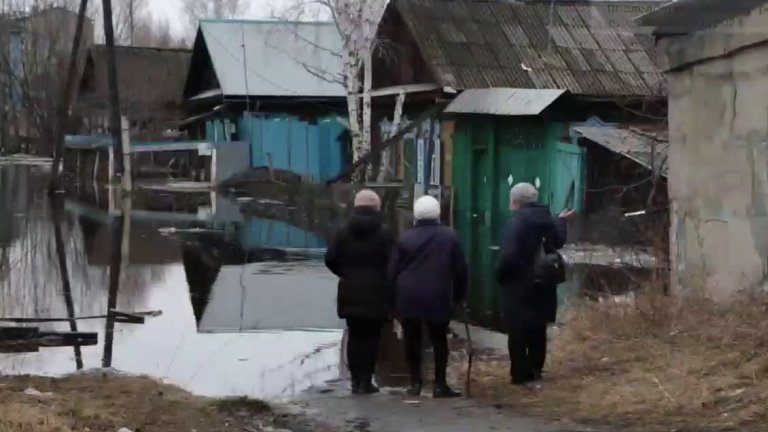 Разлившаяся река подтопила частные дома и участки в Зиме