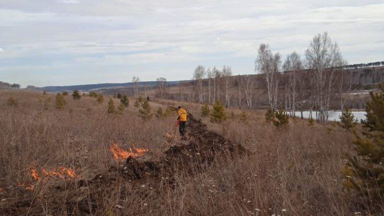 Шесть лесных пожаров потушены за сутки в Иркутской области