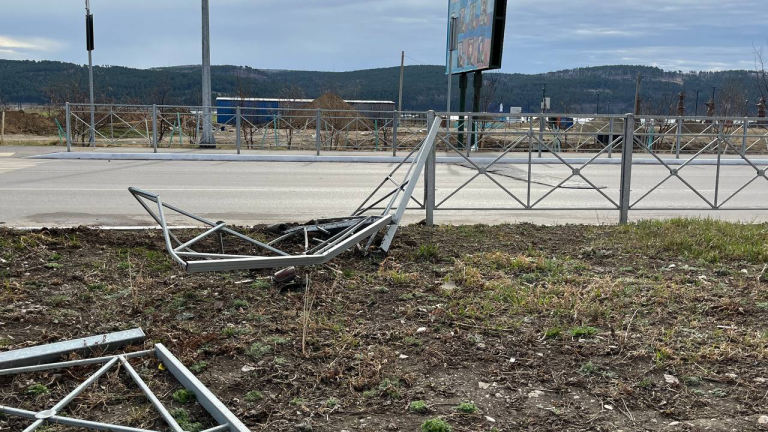 В Свирске водитель протаранил дорожное ограждение