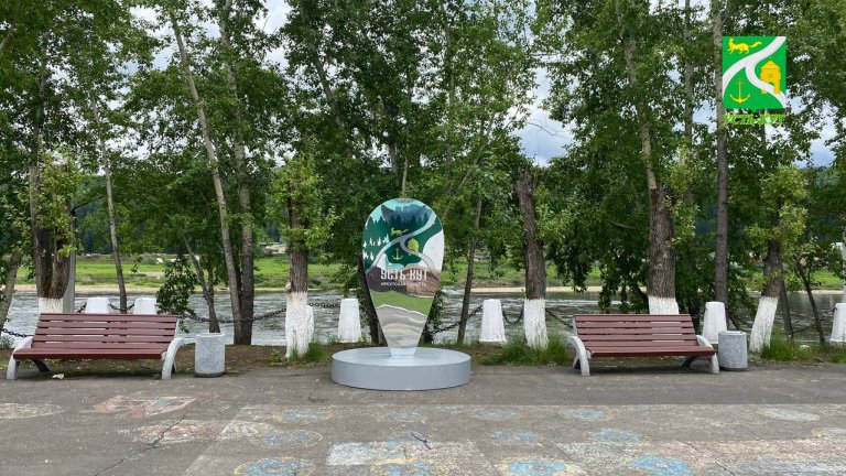 Зеркальный арт-объект установили в Усть-Куте