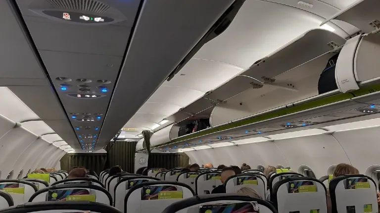Авиарейс «Москва-Иркутск» задержали из-за гиперактивного пассажира
