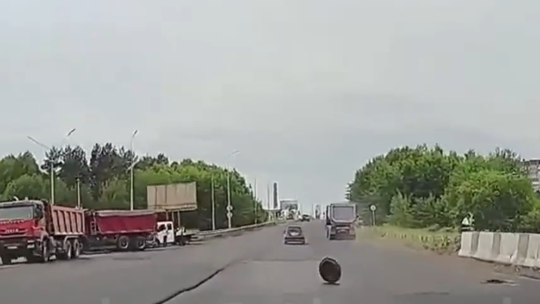 Чугунная крышка люка чуть не стала причиной ДТП в Братске