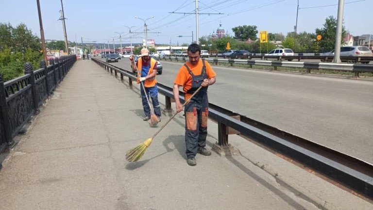 Мосты и путепроводы отмывают в Иркутске