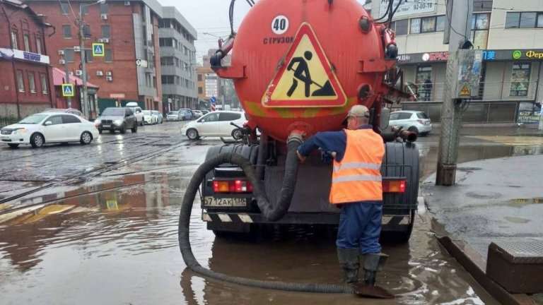 Из-за дождей коммунальщики Иркутска начали откачивать воду с улиц