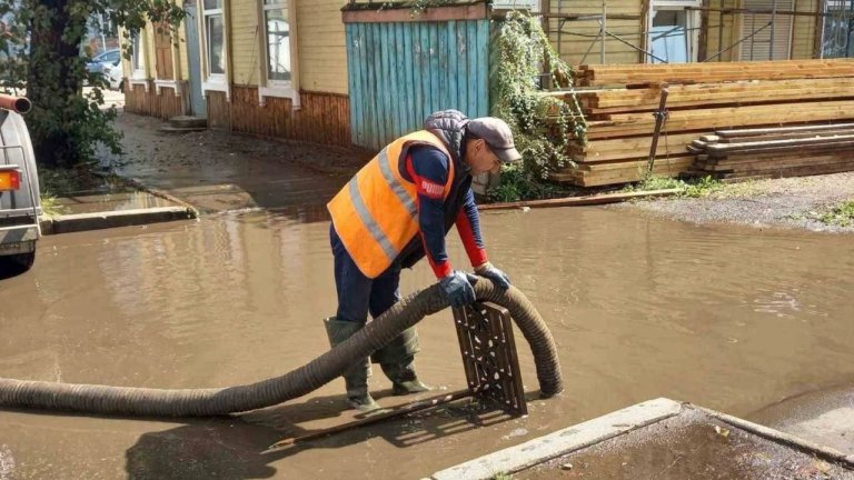 В Иркутске после дождей откачивают воду с городских улиц