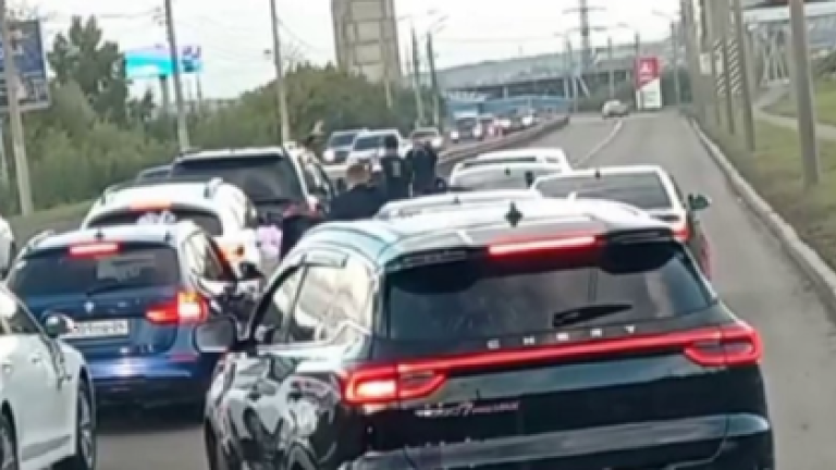 Свадьба устроила танцы и пробку на дороге в Красноярске