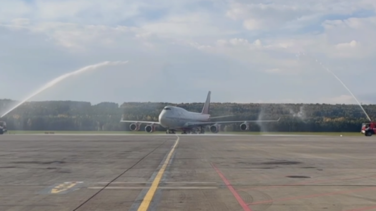 Двухпалубный Boeing 747-400 приземлился впервые за 10 лет в Красноярске