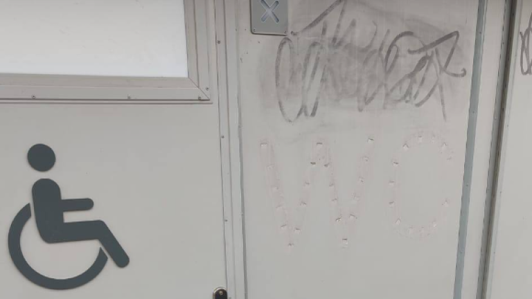 Неизвестные изрисовали новые уличные туалеты в Иркутске