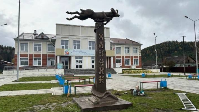 Стела высотой 4,5 метра с архаром наверху установлена в Шелеховском районе