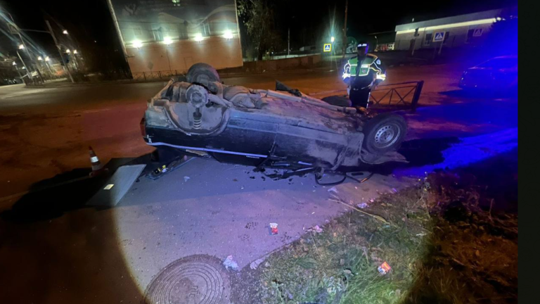 19-летний водитель без прав ночью перевернул машину в Иркутске