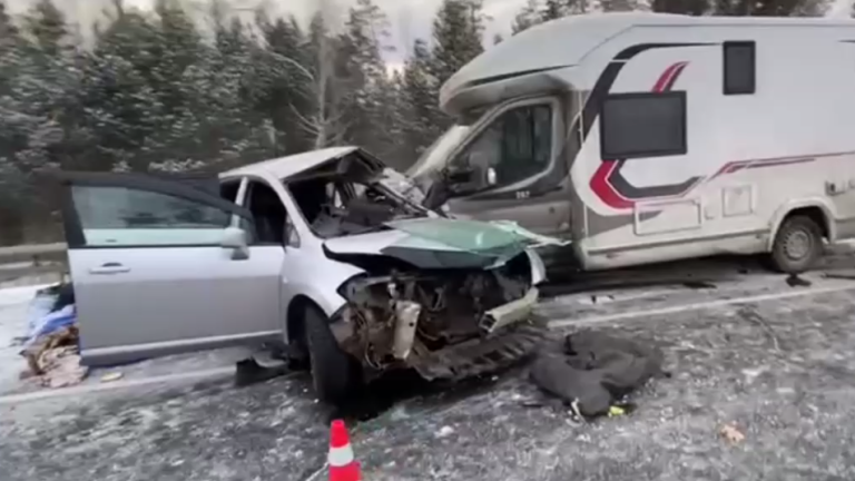 В Тайшетском районе водитель Nissan Tiida столкнулся с автобусом, грузовиком и автодомом