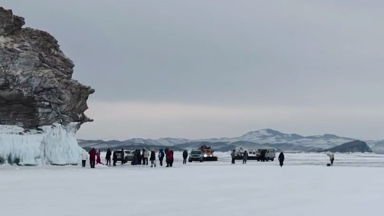 Легковушка с двумя взрослыми и ребёнком попала в ледовую трещину на Байкале