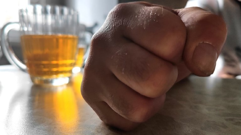 Супругов из Ангарска обязали посетить нарколога за нападение на полицейского