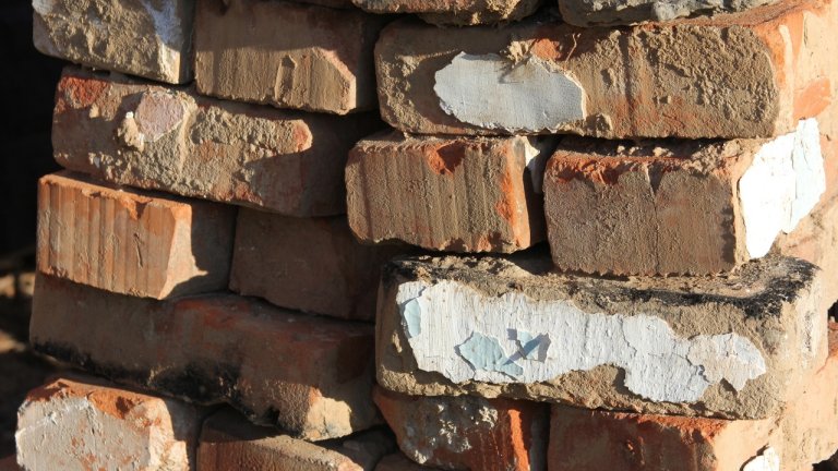 Из-за нарушений при строительстве в Шелехове топит дом под переселение из ветхого жилья