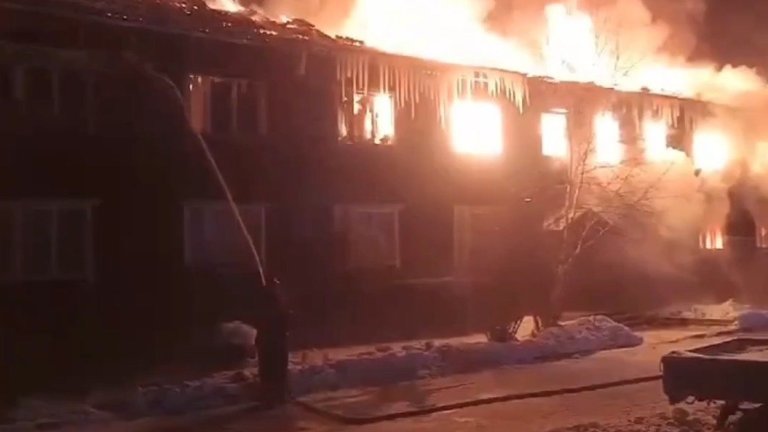В Усть-Илимске 32 человека остались без крова из-за пожара