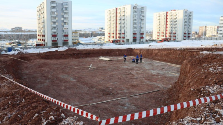 Котлован под новую школу начали готовить в Братске