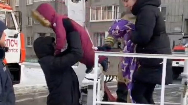 На улице Лыткина в Иркутске загорелся подвал многоквартирного дома