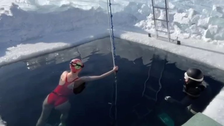 Спорстменка из Санкт-Петербурга погрузилась на 41 метр в Байкал без гидрокостюма