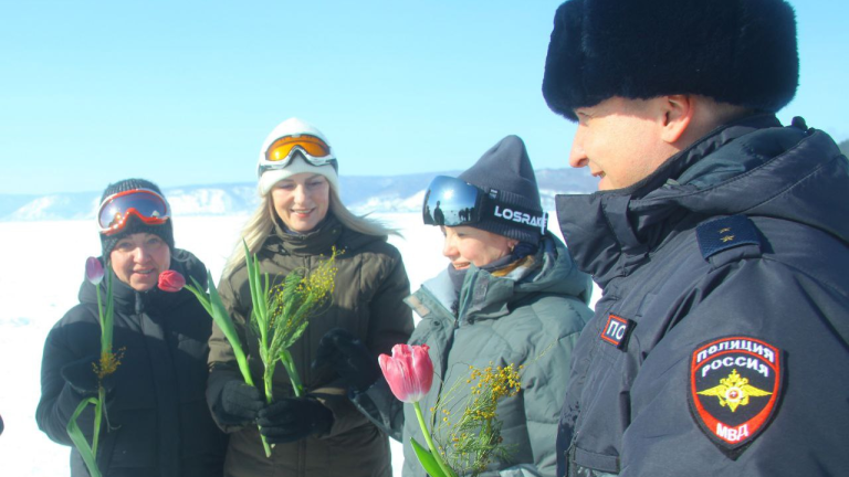 Сотрудники транспортной полиции подарили цветы туристкам на Байкале