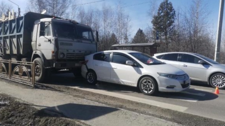 В Ангарске на светофоре КАМАЗ въехал в легковой автомобиль