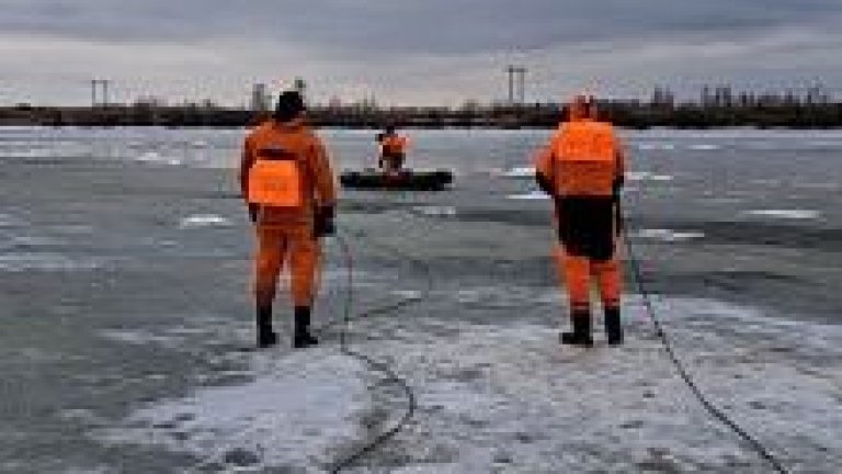 В Усольском районе третий день ищут провалившуюся под лёд девочку