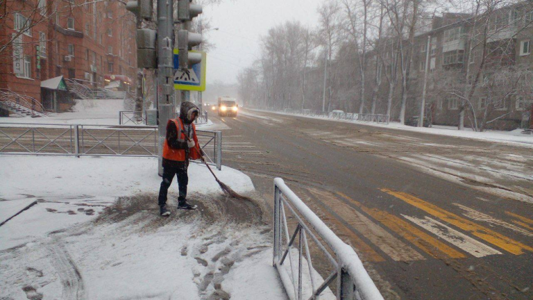 В Иркутске устраняют последствия непогоды