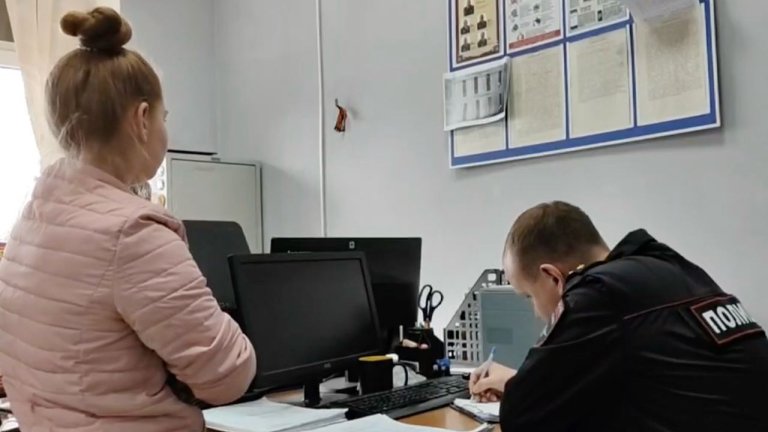 Кидала камни в медведя и пинала остановку: 19-летнюю хулиганку задержали в Черемхово